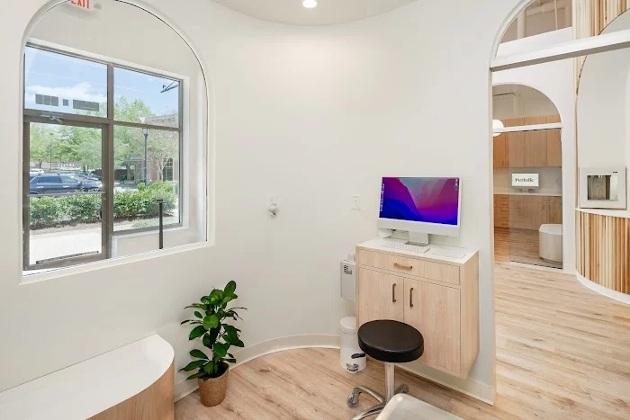 Petfolk Veterinary & Urgent Care - North Miami 6