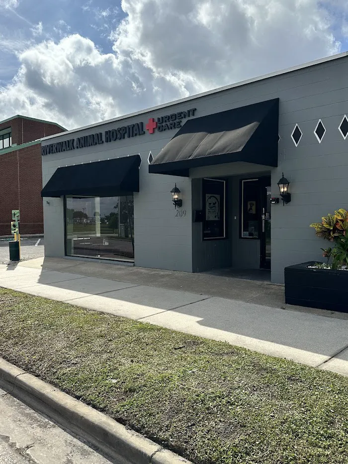 Riverwalk Animal Hospital & Urgent Care 12
