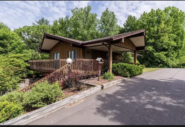 East Valley Veterinary Clinic 1
