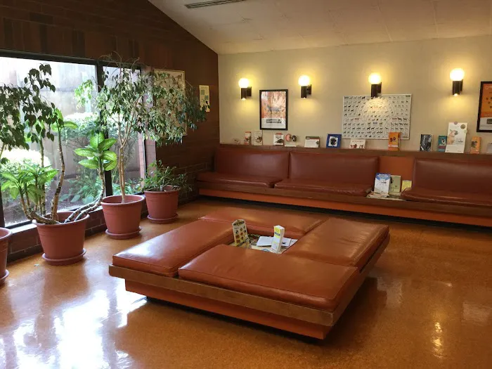 Roberts & Wendt Animal Hospital 12