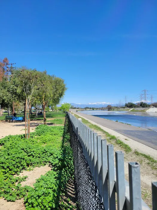 Rio San Gabriel Dog Park 4